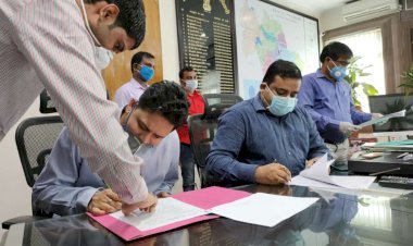 झारखंड: देश के पहले विजुअली चैलेंज्ड आईएएस अफसर राजेश कुमार सिंह ने बोकारो डीसी का पदभार ग्रहण किया