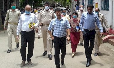 धनबाद: डीसी ने समाहणालय व अनुमंडल ऑफिस का निरीक्षण किया वर्क कल्चर में बदलाव पर जोर