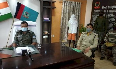 चाईबासा : भाकापा माओवादी एक्टिव मेंबर परगना बोयपाई समेत तीन अरेस्ट,देशी कट्टा, गोली, पोस्टर आदि बरामद