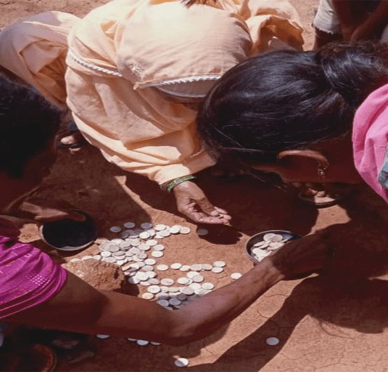 झारखंड: पलामू के नवडीहा गांव में खुदाई में निकला मुगलकालीन खजाना, धातु के घड़े में 200 चांदी के सिक्के मिले