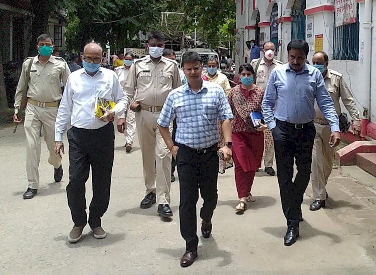 धनबाद: डीसी ने समाहणालय व अनुमंडल ऑफिस का निरीक्षण किया वर्क कल्चर में बदलाव पर जोर