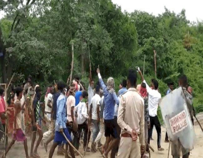 धनबाद:कोरोना संक्रमित मृत की बॉडी अंत्येष्टि के लिए बलियापुर में श्मशान निर्माण पर बवाल, पुलिस और ग्रामीणों के बीच झड़प 