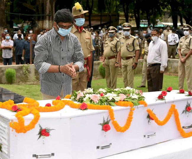 झारखंड: साहिबगंज में शहीद एएसआइ को सीएम हेमंत ने दी श्रद्धांजलि, कहा- गवर्नमेंट शहीद के परिजनों के साथ