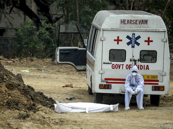 धनबाद: प्रशासन ने आधी रात में बलिायपुर में तीन बॉडी को दफनाया