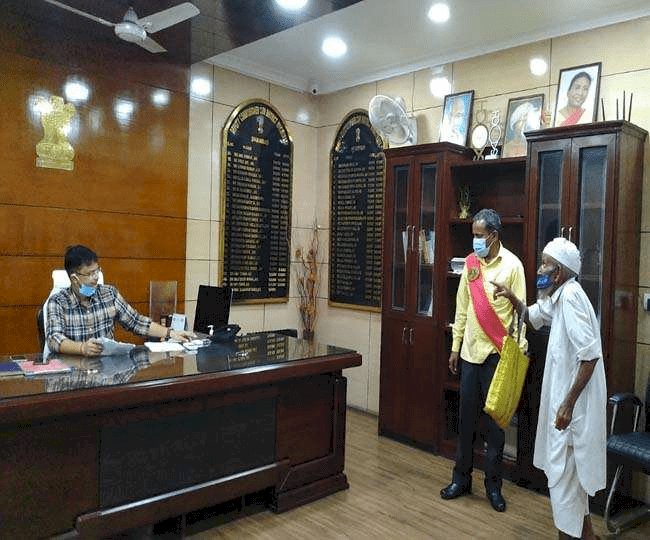 धनबाद: डीसी के जनता दरबार में 80 वर्षीय मनोवर खान, 70 साल के गोविंद विश्वकर्मा व दिव्यांग विजय की समस्या का त्वरित निष्पादन