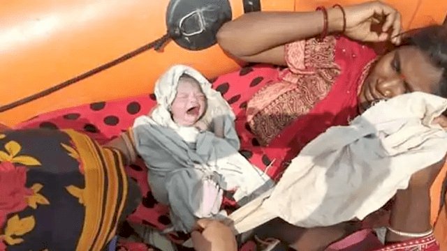 बिहार: बाढ़ प्रभावित पूर्वी चंपारण में NDRF की बोट पर महिला ने दिया बच्ची को जन्म