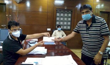 धनबाद: वेडलॉक ग्रीन्स की ओर से डीसी को दो लाख का चेक दिया गया