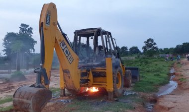 गिरिडीह: डुमरी में नक्सलियों ने मिक्सर मशीन व जेसीबी में आग लगायी