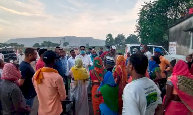 धनबाद: झारखंड कांग्रेस के सचिव रणविजय भटमुरना और आकाशकिनारी बस्ती पहुंचे, लोगो की समस्याओं से हुए अवगत