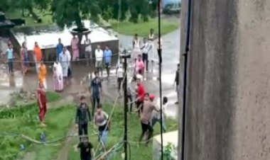 धनबाद: सुदामडीह एनबीसीसी कॉलोनी अंबेडकर क्लब में शराब पीने से मना करने पर लोगों की पिटाई, पिस्टल लहराया