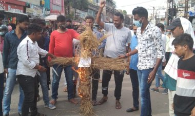 धनबाद: झरिया में डीजीएमएस डीजी का पुतला दहन, डेको के खिलाफ कार्रवाई नहीं करने का आरोप