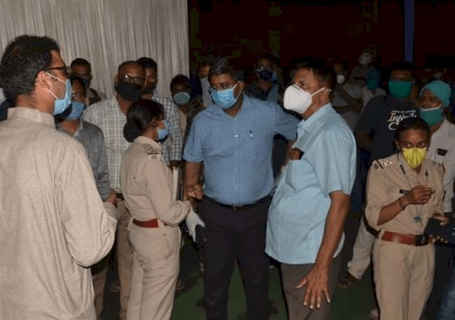 धनबाद :कोरोना टेस्ट में देर होने पर पुलिसकर्मियों ने PMCH में स्टाफ के साथ मारपीट की, CCTV में कैद हुई पूरी घटना