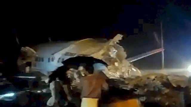 केरल: कोझीकोड विमान हादसे में 17 की मौत, 170 घायल, 15 की हालत गंभीर (देखें VIDEO)