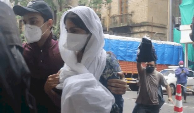 मुंबई: सुशांत सिंह राजपूत मौत केसः ED ने रिया चक्रवर्ती से नौ घंटे तक की पूछताछ, पटना पुलिस ने सीबीआइ को सौंपे कागजात