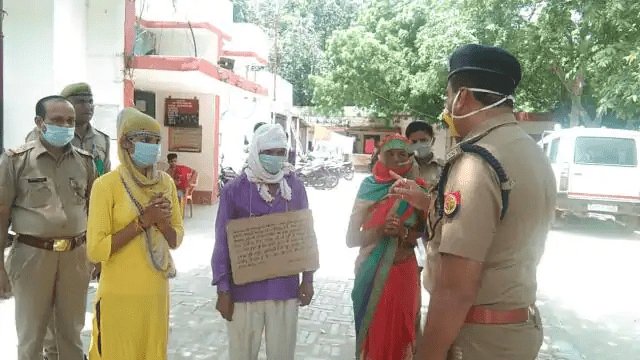 यूपी: एनकाउंटर के डर से विकास दुबे के करीबी गुडडन ने किया सरेंडर गले में तख्ती लटकाकर पत्नी और बच्चों के साथ पहुंचा पुलिस स्टेशन