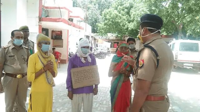 यूपी: एनकाउंटर के डर से विकास दुबे के करीबी गुडडन ने किया सरेंडर गले में तख्ती लटकाकर पत्नी और बच्चों के साथ पहुंचा पुलिस स्टेशन