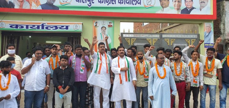 धनबाद वासेपुर में दो दर्जन कार्यकर्ता कांग्रेस में शामिल, AICC मेंबर संतोष कुमार सिंह का भव्य स्वागत 