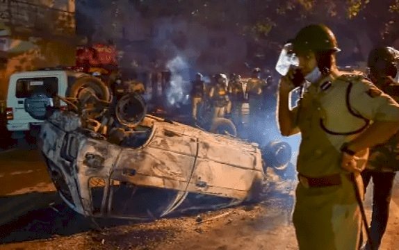 कर्नाटक:बेंगलुरु में सांप्रदायिक हिंसा, तोड़फोड़, फायरिंग में तीन की मौत, 60 पुलिसकर्मी घायल,मुख्य आरोपी समेत 110 अरेस्ट