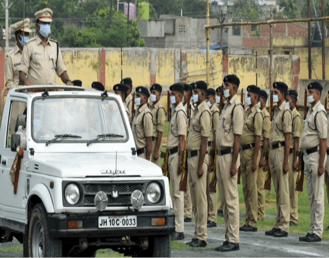 धनबाद: Independence Day 2020: सोशल डिस्टैंसिंग के साथ  फुल ड्रेस रिहर्सल, प्रभारी एसएसपी ने ली सलामी