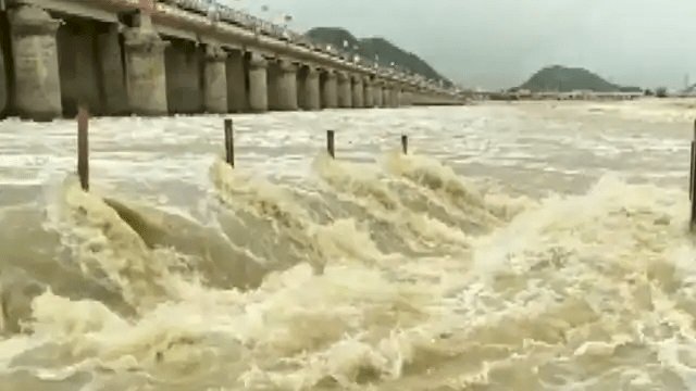 आंध्रप्रदेश में गोदावरी नदी उफनायी,लगभग 155 गांव बाढ़ के पानी में डूबे, 8000 लोग रिलीफ कैम्प भेजे गये