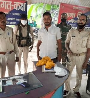 धनबाद: झरिया पुलिस ने 21 मामलों में आरोपित एक्स वार्ड काउंसलर शैलेंद्र सिंह अरेस्ट किया, कोरोना पॉजिटिव निकला