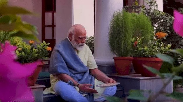 नई दिल्ली: फुर्सत के समय PM नरेंद्र मोदी प्रधानमंत्री आवास में मोर को खाना खिलाना नहीं भूलते (देखें VIDEO)