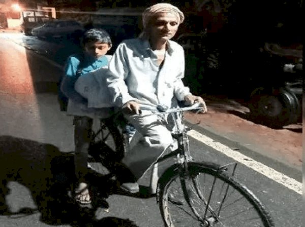 एमपी: पिता ने बेटे को 105 किमी साइकिल पर बैठाकर परीक्षा सेंटर पहुंचाया, पढ़ाई का खर्च उठायेंगे आनंद महिंद्रा