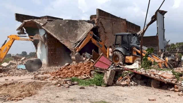 यूपी: मऊ में मुख्तार अंसारी गैंग के स्लॉटर हाउस पर चला बुलडोजर, बिना नक्शा पास कराये हुआ था निर्माण