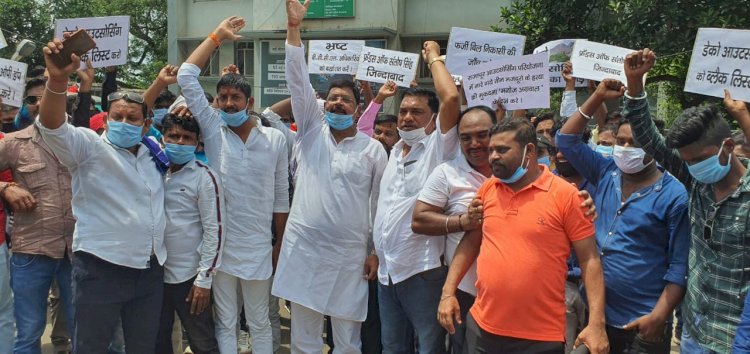 धनबाद:  फ्रेंड्स ऑफ संतोष सिंह का बीसीसीएल बस्ताकोला एरिया अ़फिस पर प्रदर्शन, डेको के खिलाफ कार्रवाई की मांग