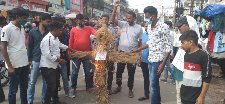 धनबाद: झरिया में डीजीएमएस डीजी का पुतला दहन, डेको के खिलाफ कार्रवाई नहीं करने का आरोप