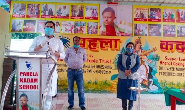 धनबाद: झारखंड कांग्रेस के सचिव रणविजय सिंह ने पहला कदम स्कूल में लाइब्रेरी का उद्धघाटन किया