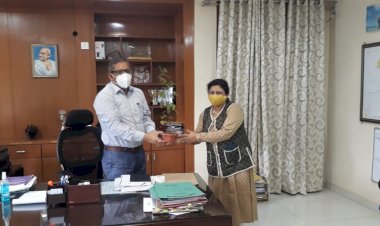 धनबाद: पहला कदम स्कूल की संचालिका अनीता अग्रवाल डीएमसी कमिश्नर सत्येंद्र कुमार का किया स्वागत, तुलसी का पौधा दिया