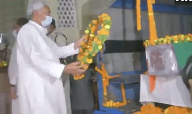 बिहार:रघुवंश प्रसाद सिंह का पार्थिव शरीर पटना पहुंचा, CM नीतीश ने दी श्रद्धांजलि, कहा- रघुवंश बाबू के अंतिम समय की इच्छा पूरी करेंगे