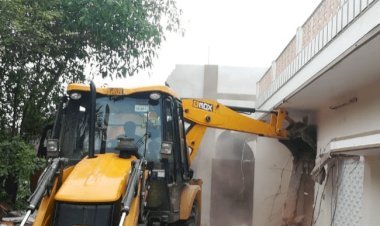 यूपी: प्रशासन ने प्रयागराज में एक्स  एमपी व माफिया अतीक अहमद के आवास को धवस्त किया, बुलडोजर चलते ही सड़क पर उतरे समर्थक