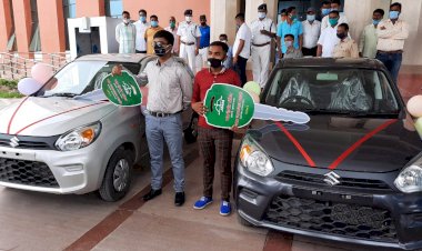 झारखंड: शिक्षा मंत्री जगनाथ महतो ने निभाया अपना वादा, मैट्रिक व इंटर के टॉपर को गिफ्ट किया अल्टो कार