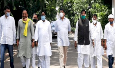 झारखंड: कृषि बिल 2020 के विरोध में रांची में कांग्रेसियों ने दिया धरना, राजभवन मार्च, गवर्नर को सौंपा ज्ञापन