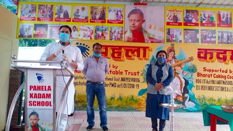 धनबाद: झारखंड कांग्रेस के सचिव रणविजय सिंह ने पहला कदम स्कूल में लाइब्रेरी का उद्धघाटन किया