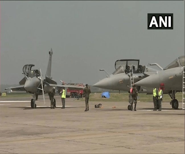 'वायु वीर' राफेल Airforce में शामिल, राजनाथ ने इंडिया के दुश्मनों को दी चेतावनी