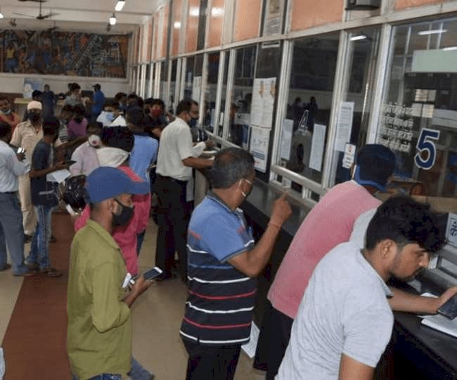 धनबाद: बुकिंग खुलने के एक घंटे में लुधियाना एक्सप्रेस फुल, टिकट लेने को धक्का मुक्की पर आरपीएफ ने चटकाई लाठियां