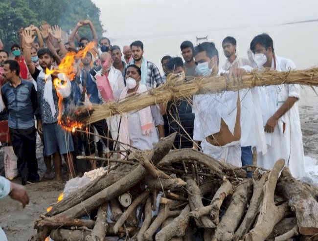 बिहार: एक्स सेंट्रल मिनिस्टर रघुवंश प्रसाद सिंह पंचतत्व में विलीन, छोटे पुत्र ने दी मुखाग्नि, अंतिम यात्रा में उमड़ी भीड़