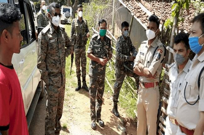 गुमला: रायडीह में दो प्रेमियों संग महिला ने की हसबैंड की मर्डर, आक्रोशित ग्रामीणों ने तीनों का किया सेंदरा