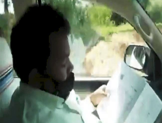 झारखंड: शिक्षा मंत्री जगरनाथ महतो ने कार में पढ़ाई करते हुए शेयर किया अपना वीडियो (देखें VIDEO)