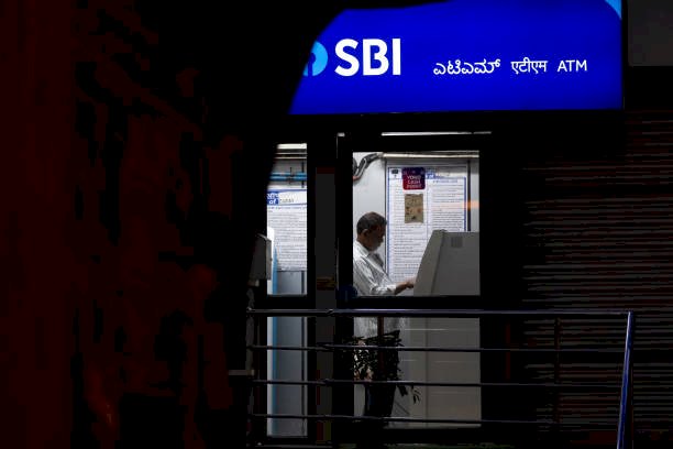 नई दिल्ली: SBI ATM से पैसे निकालने के लिए आज से वन टाइम पासवर्ड सिस्टम लागू, 10 हजार से अधिक की निकासी पर नया नियम