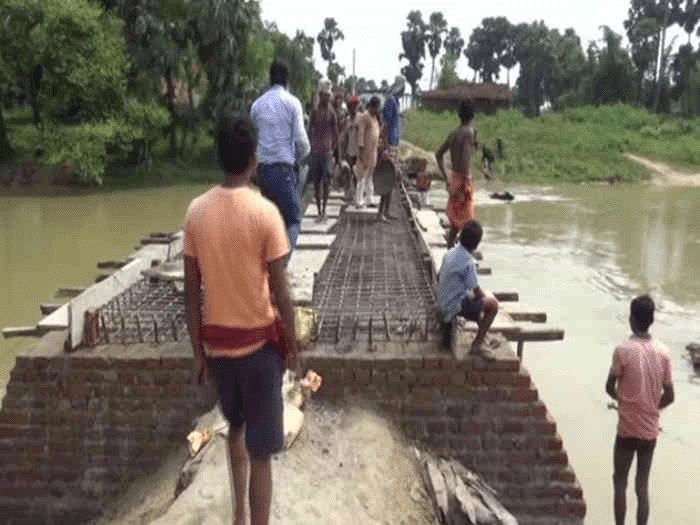 बिहार: सुशासन की सरकार ने नहीं सुनी गुहार, गया जिले के बुधौल के लोगों ने चंदा कर बना लिया पुल