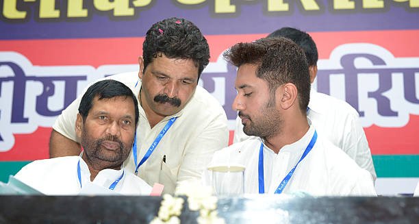 बिहार: सेंट्रल मिनिस्टर रामविलास पासवान की तबीयत ज्यादा खराब, ICU में एडमिट,चिराग ने LJP नेताओं को लिखा मार्मिक लेटर