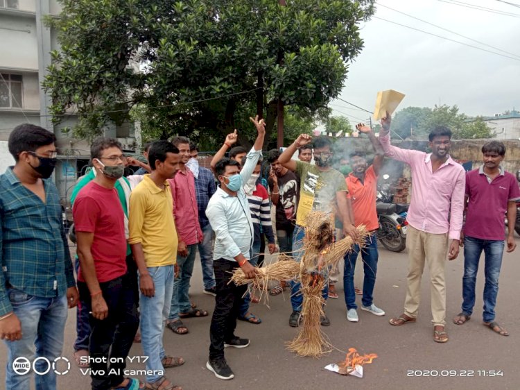 धनबाद: फ़्रेंडस ऑफ संतोष सिंह समर्थको ने बीसीसीएल बस्ताकोला के जीएम और प्रोजेक्ट अफसर का पुतला दहन किया