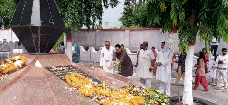 धनबाद: रणविजय सिंह ने गजलीटांड़ के शहीदों को दी श्रद्धांजलि