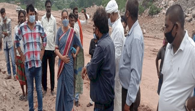 धनबाद: रैयतों को मुआवजा दिये बिना शुरु कर दी आउटसोर्सिंग, पूर्णिमा सिंह ने एलबी की कंपनी का बंद कराया काम 