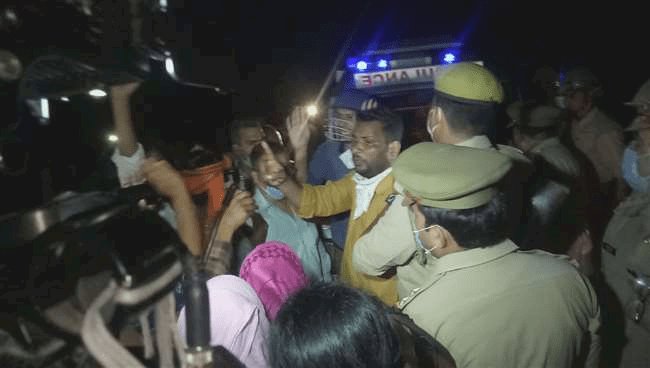 यूपी: फैमिली की मर्जी के खिलाफ हाथरस गैंगरेप पीड़िता की बॉडी का पुलिस ने आधी रात में किया अंतिम संस्कार