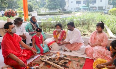 झारखंड: CM हेमंत सोरेन ने महानवमी पर परिजनों के साथ की पूजा-अर्चना, झारखंडवासियों को दी विजयादशमी की शुभकामनाएं